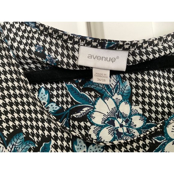 Avenue Woman’s Multi Color Floral With Stripe Trim Blouse Size 26/28 Scoop Neck - Picture 3 of 6